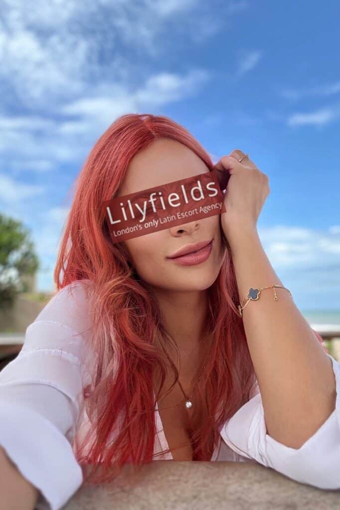 Melanie Beautiful Redhead Selfie 36D 5'7"