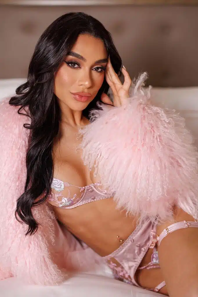 Chleo New Brazilian London Escort Petite Busty Naughty 5'6"